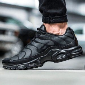 Nike Air Max Plus Triple Black Leather in Black
